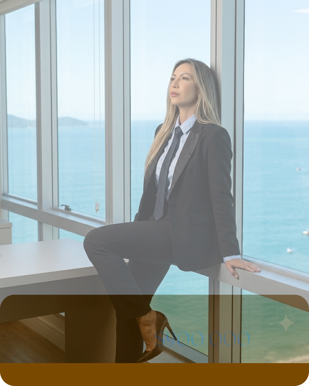 Consultora de imóveis de luxo com vista panorâmica do mar